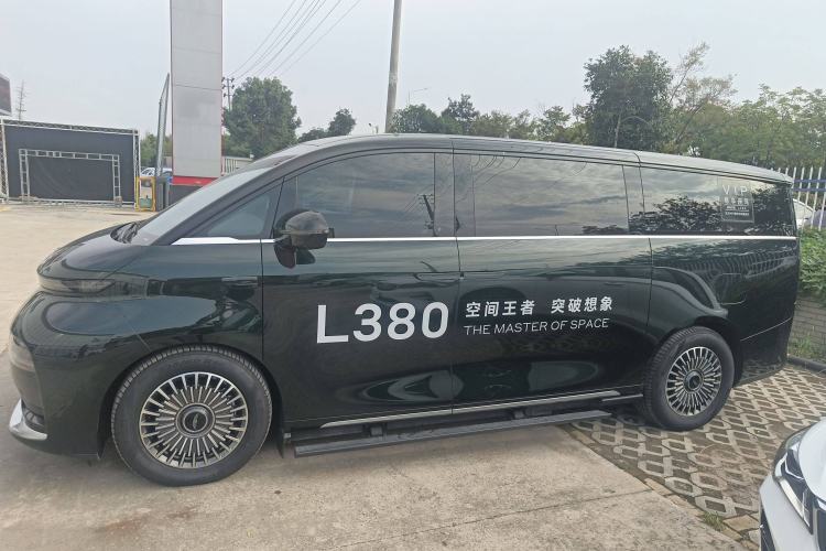 Used Geely Galaxy LEVC L380 2024 140-Degree 6-Seater All-Wheel-Drive Ultra Left Side