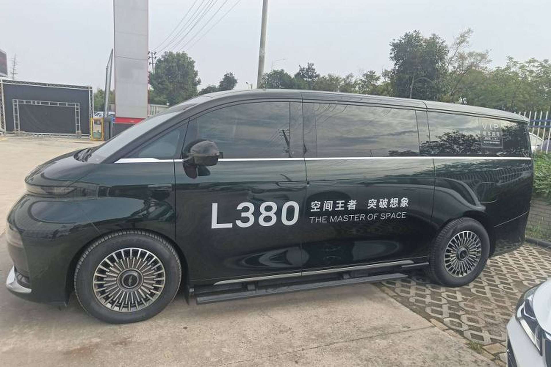 Used Geely Galaxy LEVC L380 2024 140-Degree 6-Seater All-Wheel-Drive Ultra Left Side