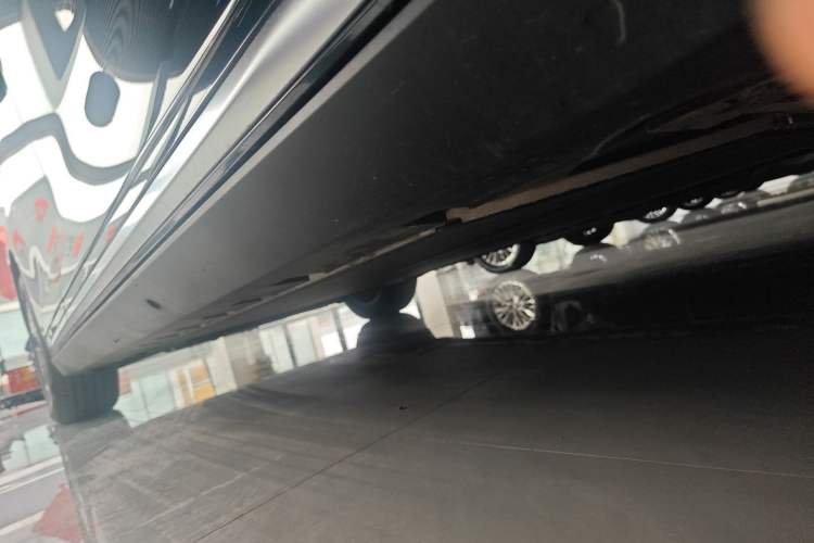Used Geely Galaxy LEVC L380 2024 140-Degree 6-Seater All-Wheel-Drive Ultra Left Side Sill