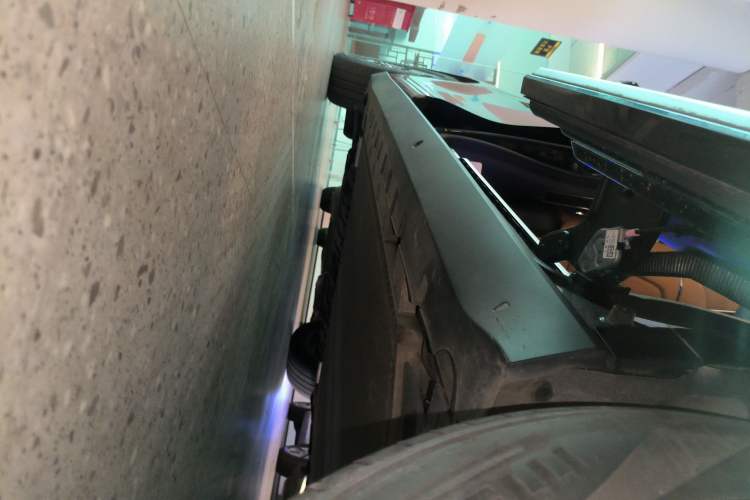 Used Geely Galaxy LEVC L380 2024 140-Degree 6-Seater All-Wheel-Drive Ultra Left Side Sill