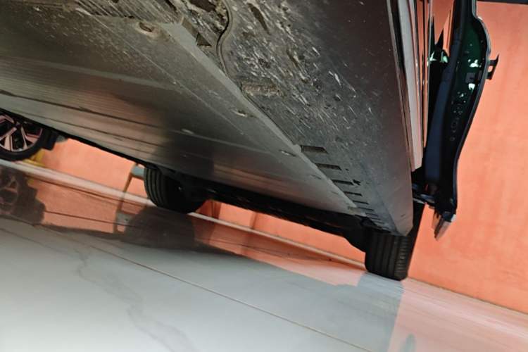 Used Geely Galaxy LEVC L380 2024 100 kWh 6-Seater Two-Wheel Drive Air Left Side Sill
