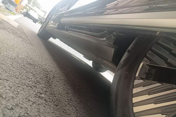 Used Geely Galaxy LEVC L380 2024 140-Degree 6-Seater All-Wheel-Drive Ultra Left Side Sill