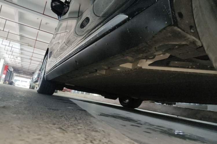 Used Geely Galaxy LEVC L380 2024 140-Degree 6-Seater All-Wheel-Drive Ultra Left Side Sill