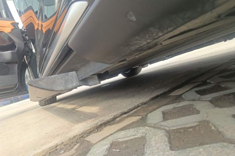 Used Geely Galaxy LEVC L380 2024 140-Degree 6-Seater All-Wheel-Drive Ultra Left Side Sill