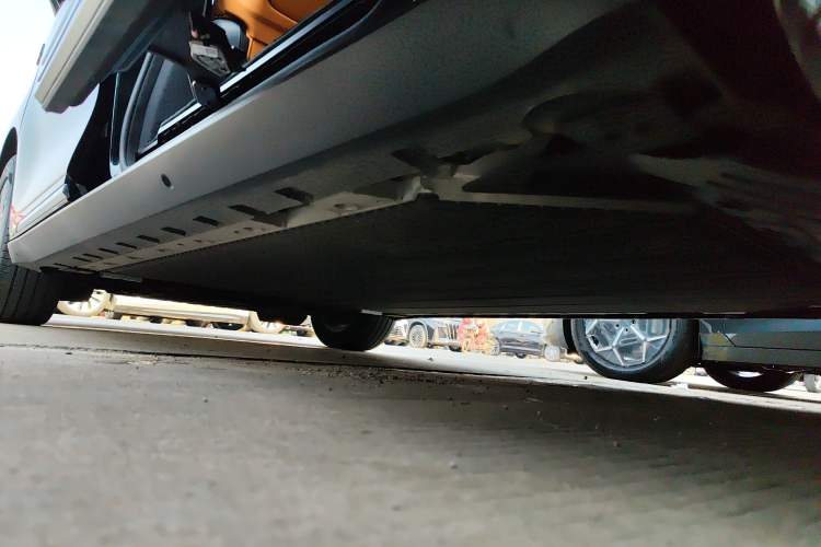 Used Geely Galaxy LEVC L380 2024 140-Degree 6-Seater All-Wheel-Drive Ultra Left Side Sill