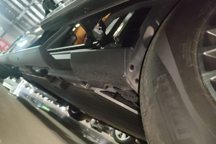 Used Geely Galaxy LEVC L380 2024 140-Degree 6-Seater All-Wheel-Drive Ultra Left Side Sill