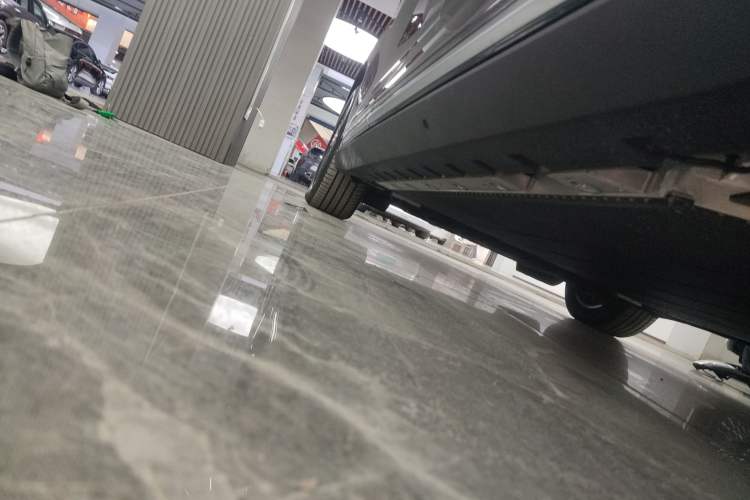 Used Geely Galaxy LEVC L380 2024 140-Degree 6-Seater All-Wheel-Drive Ultra Left Side Sill