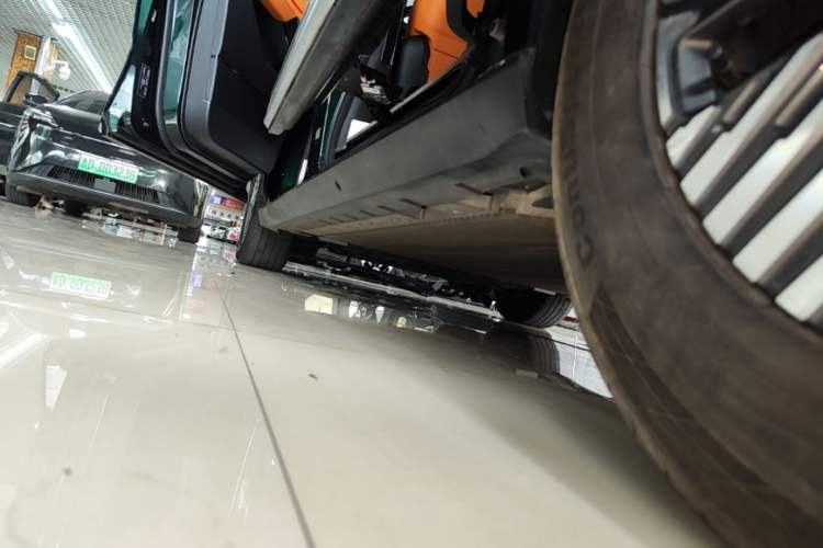 Used Geely Galaxy LEVC L380 2024 140-Degree 6-Seater All-Wheel-Drive Ultra Left Side Sill