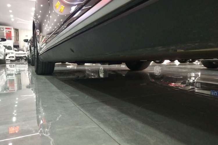 Used Geely Galaxy LEVC L380 2024 140-Degree 6-Seater All-Wheel-Drive Ultra Left Side Sill
