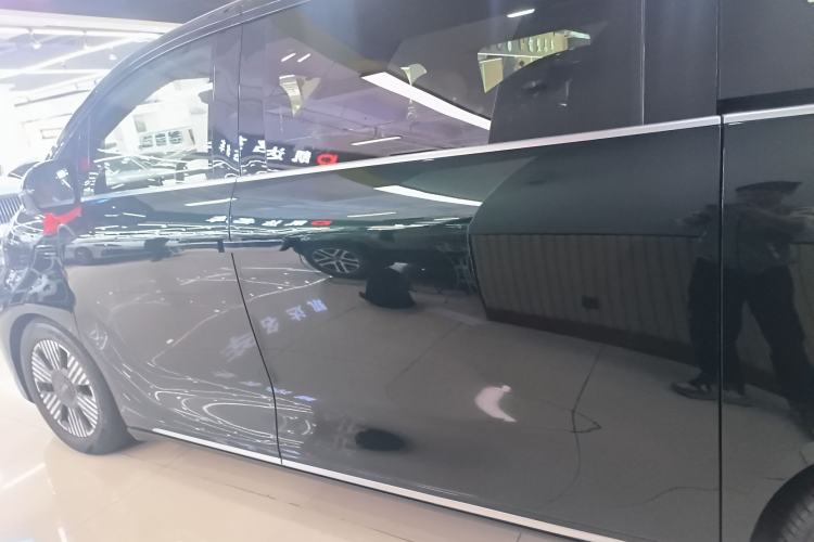 Used Geely Galaxy LEVC L380 2024 140-Degree 6-Seater All-Wheel-Drive Ultra Left Side