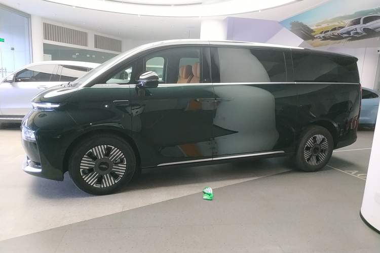 Used Geely Galaxy LEVC L380 2024 140-Degree 6-Seater All-Wheel-Drive Ultra Left Side