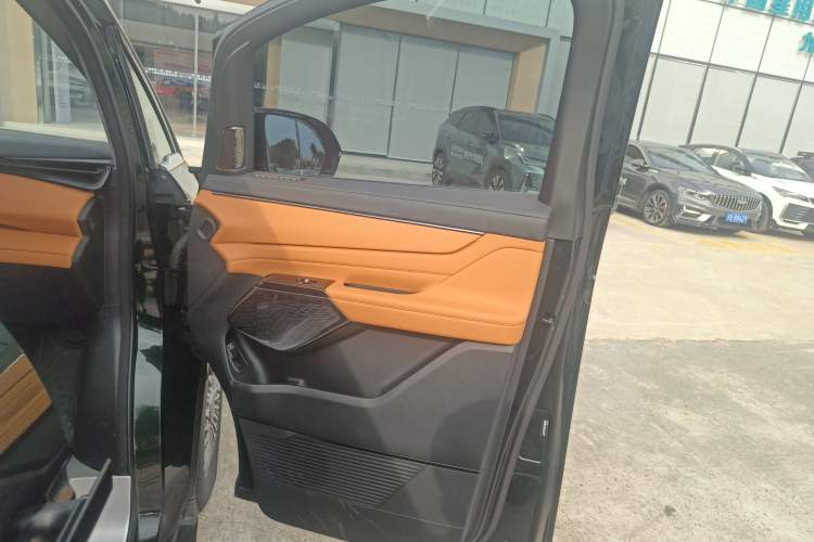 Used Geely Galaxy LEVC L380 2024 140-Degree 6-Seater All-Wheel-Drive Ultra Right Front Door Interior