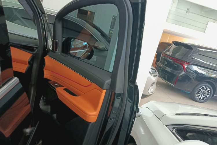 Used Geely Galaxy LEVC L380 2024 140-Degree 6-Seater All-Wheel-Drive Ultra Right Front Door Interior