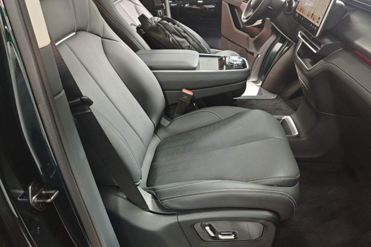 Used Geely Galaxy LEVC L380 2024 100 kWh 6-Seater Two-Wheel Drive Air Right Front Seat