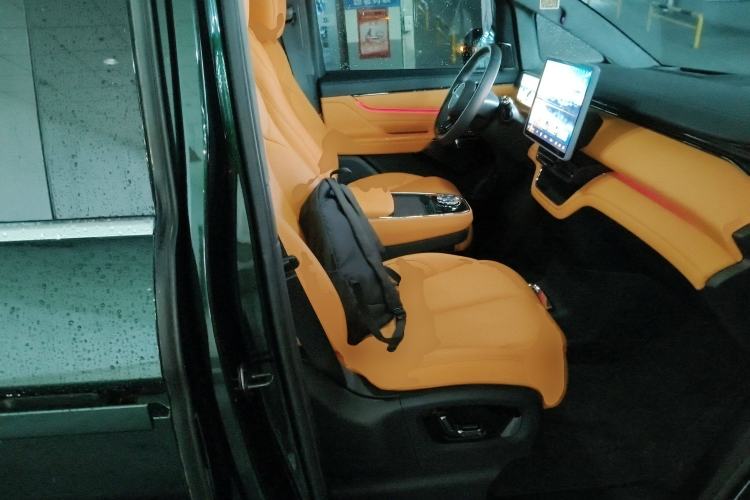 Used Geely Galaxy LEVC L380 2024 140-Degree 6-Seater All-Wheel-Drive Ultra Right Front Seat