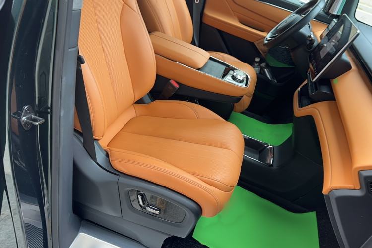 Used Geely Galaxy LEVC L380 2024 140-Degree 6-Seater All-Wheel-Drive Ultra Right Front Seat