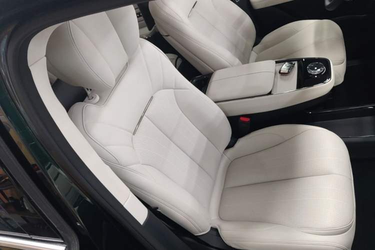 Used Geely Galaxy LEVC L380 2024 140-Degree 6-Seater All-Wheel-Drive Ultra Right Front Seat
