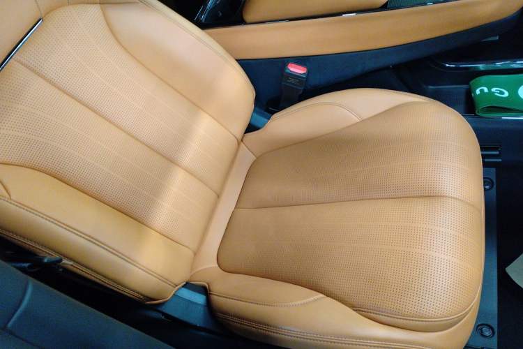 Used Geely Galaxy LEVC L380 2024 140-Degree 6-Seater All-Wheel-Drive Ultra Right Front Seat