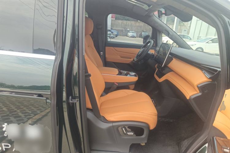 Used Geely Galaxy LEVC L380 2024 140-Degree 6-Seater All-Wheel-Drive Ultra Right Front Seat