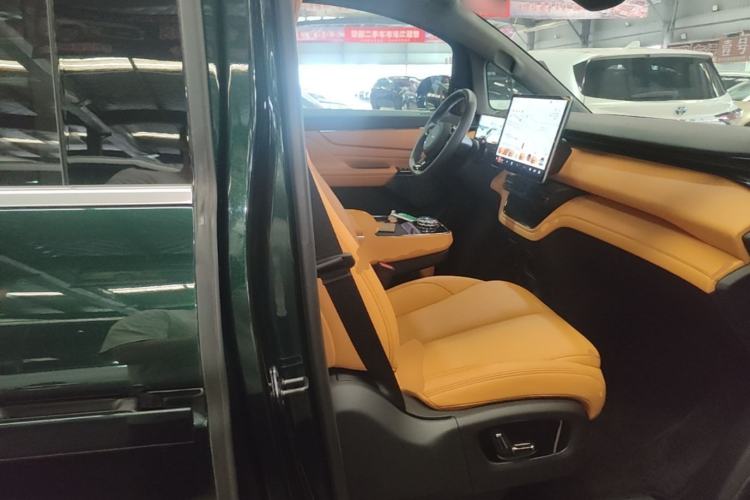 Used Geely Galaxy LEVC L380 2024 140-Degree 6-Seater All-Wheel-Drive Ultra Right Front Seat