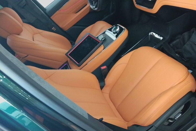 Used Geely Galaxy LEVC L380 2024 140-Degree 6-Seater All-Wheel-Drive Ultra Right Front Seat