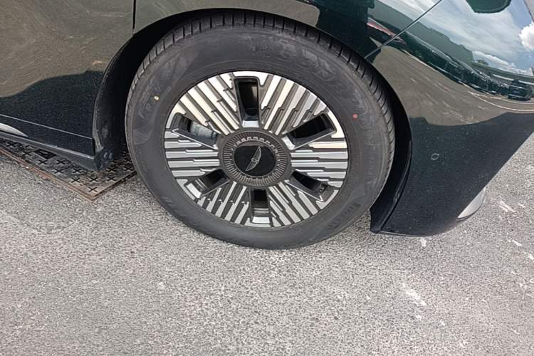 Used Geely Galaxy LEVC L380 2024 140-Degree 6-Seater All-Wheel-Drive Ultra Right Front Wheel Hub