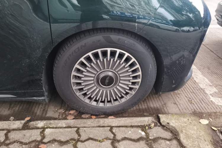 Used Geely Galaxy LEVC L380 2024 140-Degree 6-Seater All-Wheel-Drive Ultra Right Front Wheel Hub