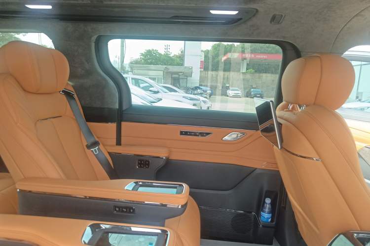 Used Geely Galaxy LEVC L380 2024 140-Degree 6-Seater All-Wheel-Drive Ultra Right Rear Door Interior