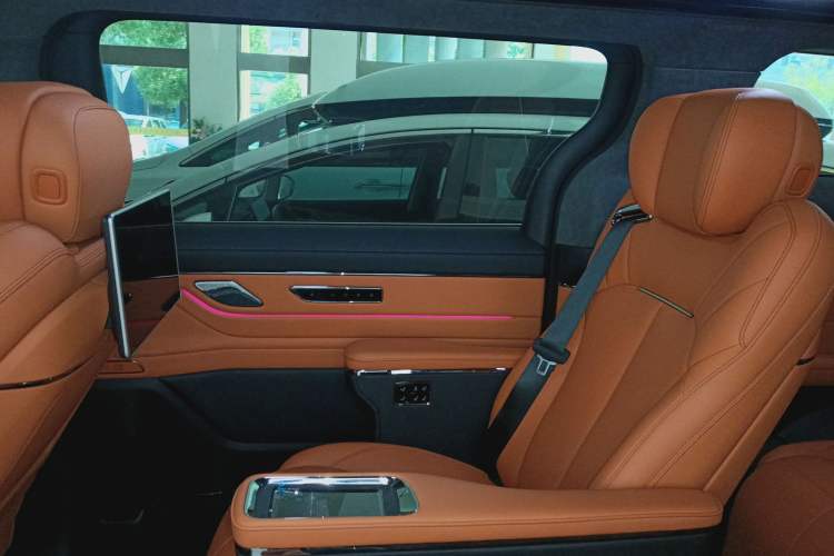 Used Geely Galaxy LEVC L380 2024 140-Degree 6-Seater All-Wheel-Drive Ultra Right Rear Door Interior