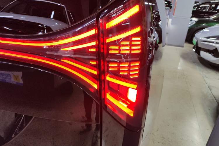 Used Geely Galaxy LEVC L380 2024 140-Degree 6-Seater All-Wheel-Drive Ultra Right Rear Taillight
