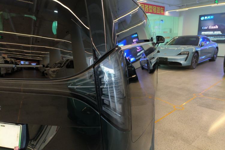 Used Geely Galaxy LEVC L380 2024 140-Degree 6-Seater All-Wheel-Drive Ultra Right Rear Taillight
