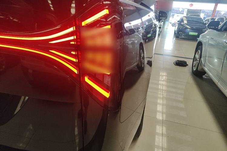 Used Geely Galaxy LEVC L380 2024 140-Degree 6-Seater All-Wheel-Drive Ultra Right Rear Taillight