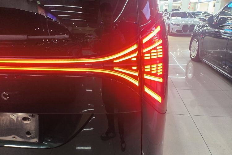 Used Geely Galaxy LEVC L380 2024 140-Degree 6-Seater All-Wheel-Drive Ultra Right Rear Taillight
