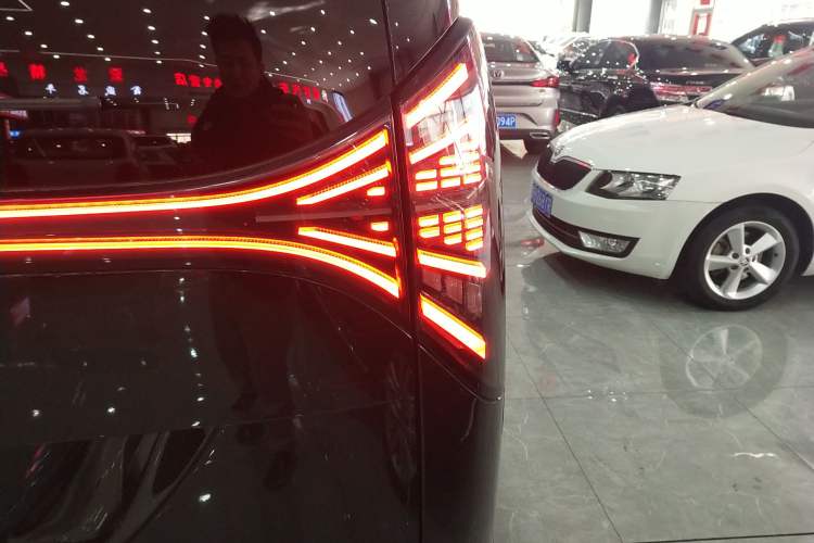 Used Geely Galaxy LEVC L380 2024 140-Degree 6-Seater All-Wheel-Drive Ultra Right Rear Taillight