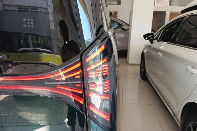 Used Geely Galaxy LEVC L380 2024 140-Degree 6-Seater All-Wheel-Drive Ultra Right Rear Taillight