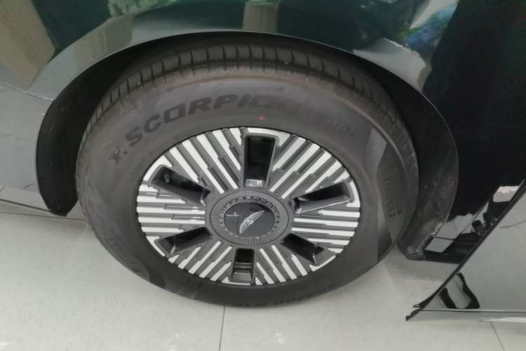 Used Geely Galaxy LEVC L380 2024 116 Degrees 6 Seats Two-Wheel Drive Pro Right Rear Wheel Hub