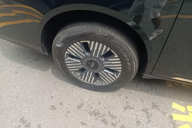 Used Geely Galaxy LEVC L380 2024 140-Degree 6-Seater All-Wheel-Drive Ultra Right Rear Wheel Hub