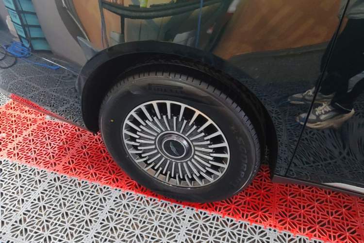 Used Geely Galaxy LEVC L380 2024 140-Degree 6-Seater All-Wheel-Drive Ultra Right Rear Wheel Hub