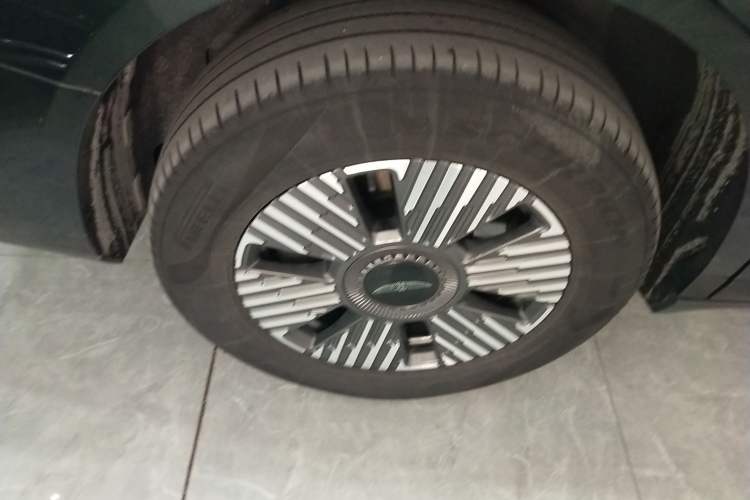Used Geely Galaxy LEVC L380 2024 140-Degree 6-Seater All-Wheel-Drive Ultra Right Rear Wheel Hub