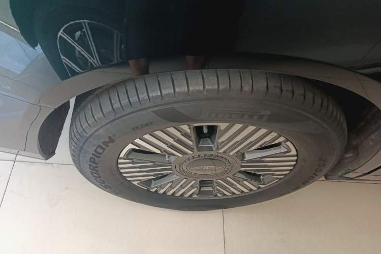 Used Geely Galaxy LEVC L380 2024 140-Degree 6-Seater All-Wheel-Drive Ultra Right Rear Wheel Hub