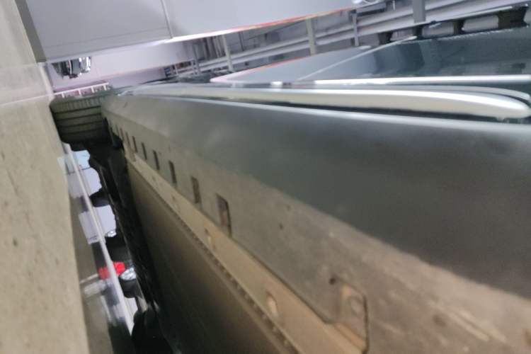 Used Geely Galaxy LEVC L380 2024 140-Degree 6-Seater All-Wheel-Drive Ultra Right Side Sill