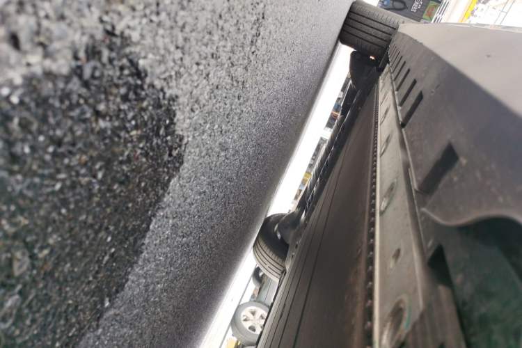 Used Geely Galaxy LEVC L380 2024 140-Degree 6-Seater All-Wheel-Drive Ultra Right Side Sill