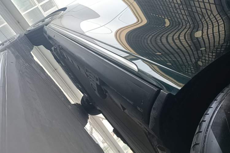 Used Geely Galaxy LEVC L380 2024 140-Degree 6-Seater All-Wheel-Drive Ultra Right Side Sill
