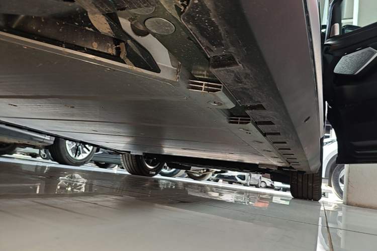 Used Geely Galaxy LEVC L380 2024 100 kWh 6-Seater Two-Wheel Drive Air Right Side Sill