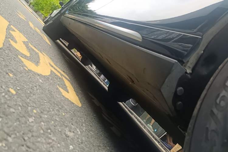 Used Geely Galaxy LEVC L380 2024 140-Degree 6-Seater All-Wheel-Drive Ultra Right Side Sill