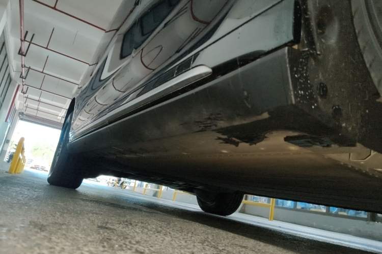 Used Geely Galaxy LEVC L380 2024 140-Degree 6-Seater All-Wheel-Drive Ultra Right Side Sill