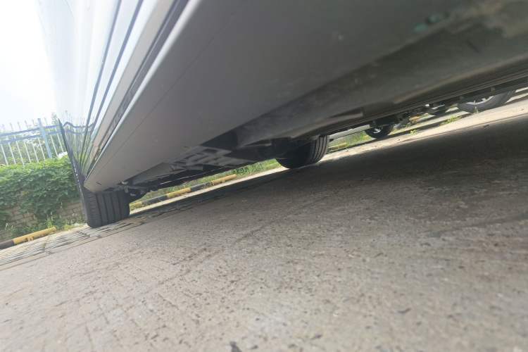 Used Geely Galaxy LEVC L380 2024 140-Degree 6-Seater All-Wheel-Drive Ultra Right Side Sill