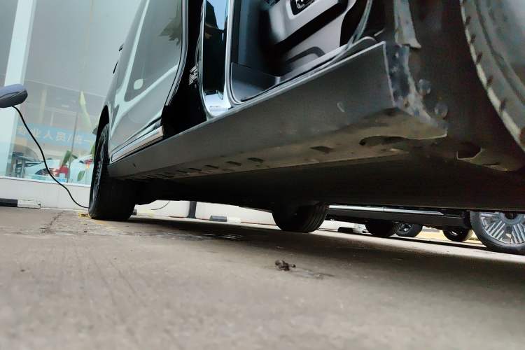 Used Geely Galaxy LEVC L380 2024 140-Degree 6-Seater All-Wheel-Drive Ultra Right Side Sill