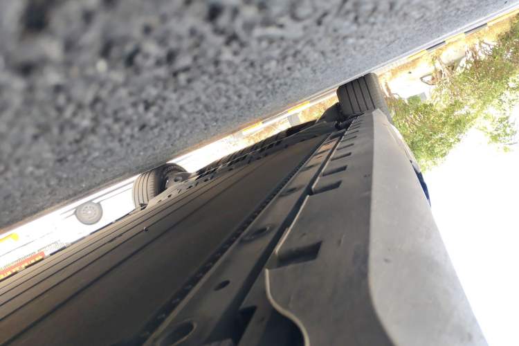 Used Geely Galaxy LEVC L380 2024 140-Degree 6-Seater All-Wheel-Drive Ultra Right Side Sill