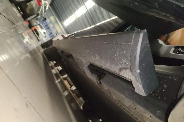 Used Geely Galaxy LEVC L380 2024 140-Degree 6-Seater All-Wheel-Drive Ultra Right Side Sill